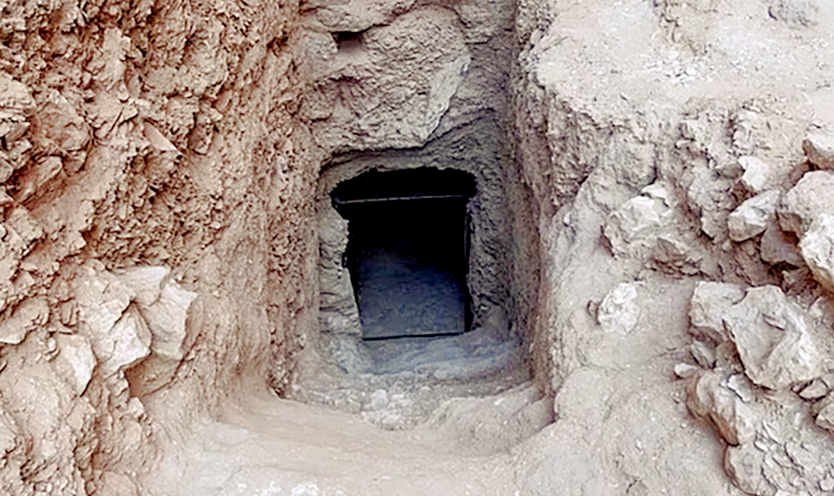 Вход в захоронение. Источник фото: chrisnaunton.com