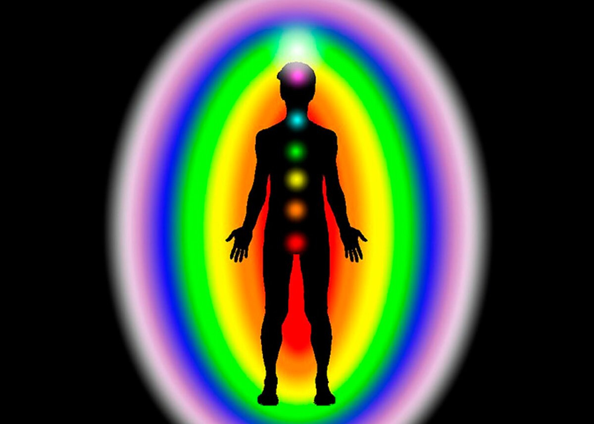 Представьте себе: внутри вас крутятся невидимые колесики энергии — такие миниатюрные ветряки, которые, по слухам, подпитывают вашу жизнь праной, жизненной силой. Это и есть чакры — загадочные штуки из духовных традиций, о которых йоги говорят с придыханием, а ученые — с ехидной ухмылкой: «Ну-ну, докажи». Расположены они вдоль позвоночника, от копчика до макушки, и каждая, как заботливая мамаша, отвечает за свою сферу: от умения выживать до полетов в космос сознания. Наука их не видит в микроскоп, но миллионы людей все равно медитируют, дышат по-особому и обкладываются цветными камушками, чтобы эти чакры "открыть" и "настроить". Так что же это — реальные энергетические центры или просто красивая метафора? Давайте разберемся с юмором и человечностью, как старые друзья за чашкой чая.