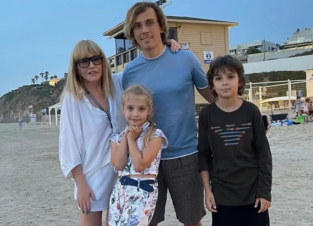 Алла Пугачева с Максимом Галкиным* и двойняшками Гарри и Лиза. Фото: соцсети