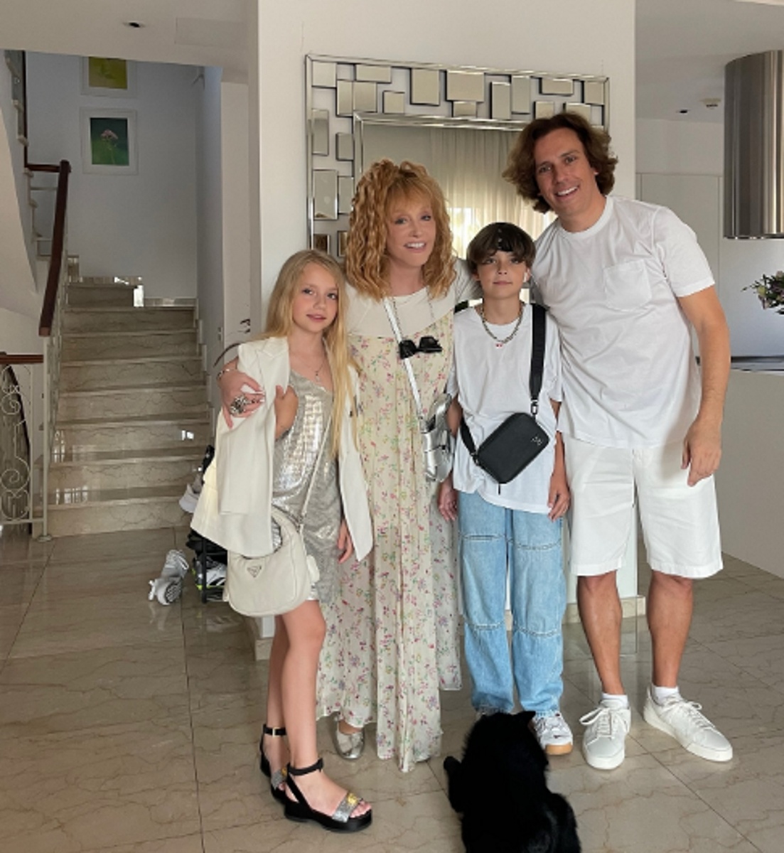 Алла Пугачева с Максимом Галкиным* и двойняшками Гарри и Лизой. Фото: соцсети