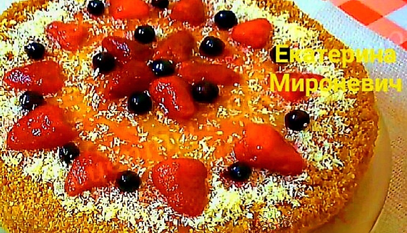 Украсила тортик ягодами чёрной смородины и кокосовой стружкой.