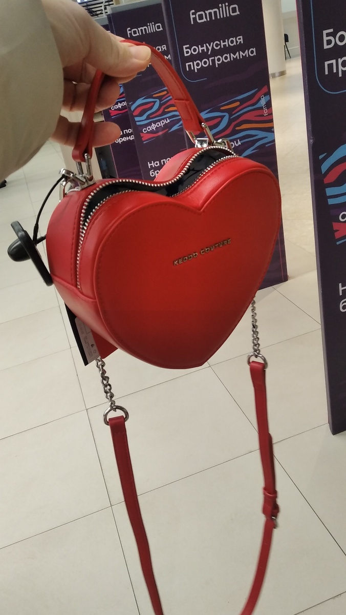 Хотела сумочку дочери купить. Но она сказала, что такие щас у всех 