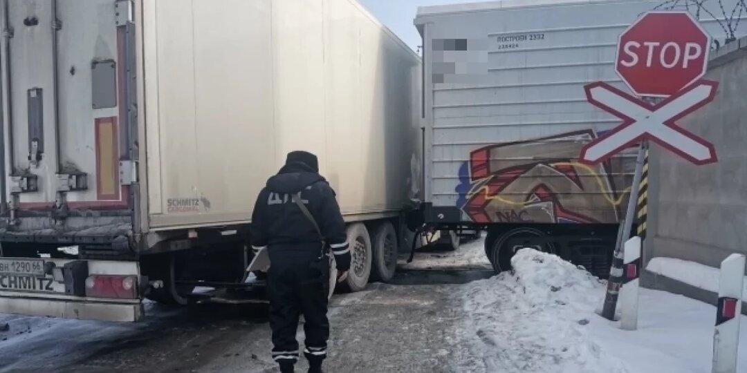 Под Екатеринбургом фура с яйцами столкнулась с тепловозом