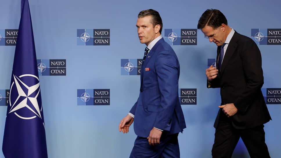 Министр обороны США Пит Хегсет (слева) и генсек НАТО Марк Рютте на встрече руководителей военных ведомств стран альянса в Брюсселе (февраль 2025 года).📷Фото: Geert Vanden Wijngaert / AP