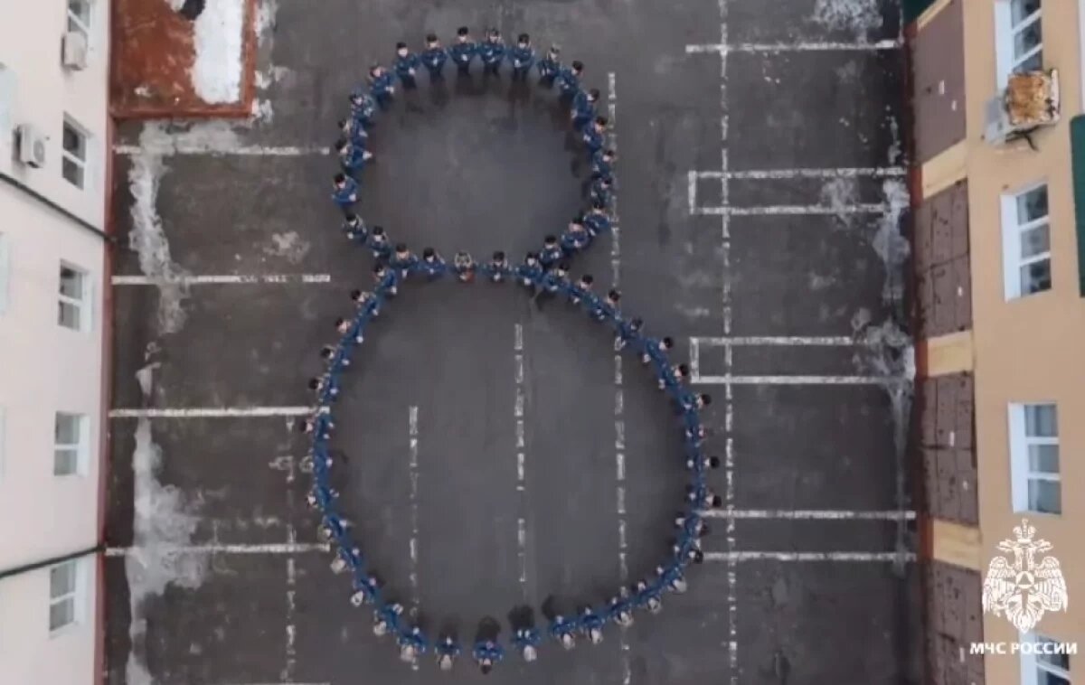    Воронежские пожарные и спасатели оригинально поздравили женщин с 8 Марта