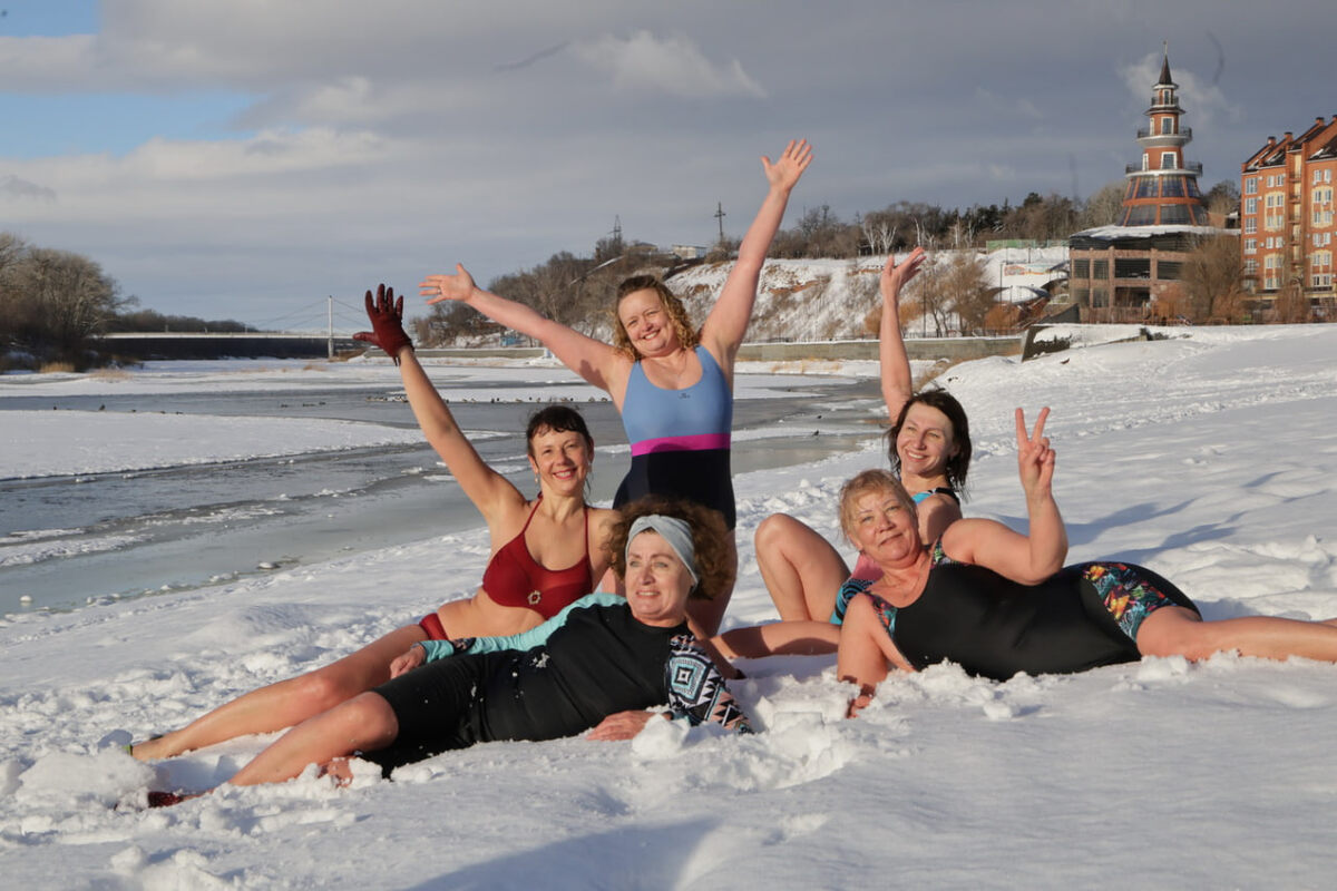  📷    Моржи в Оренбурге устроили массовый заплыв в Урале в честь 8 Марта Белов Михаил Александрович