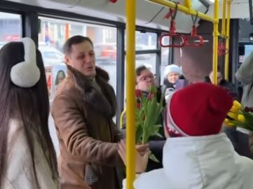     Праздничный концерт прямо в автобусе дали заслуженные артисты Красноярского края