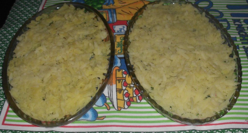 Натертый отварной картофель на формах из стекла. Фото автора блога Дела житейские