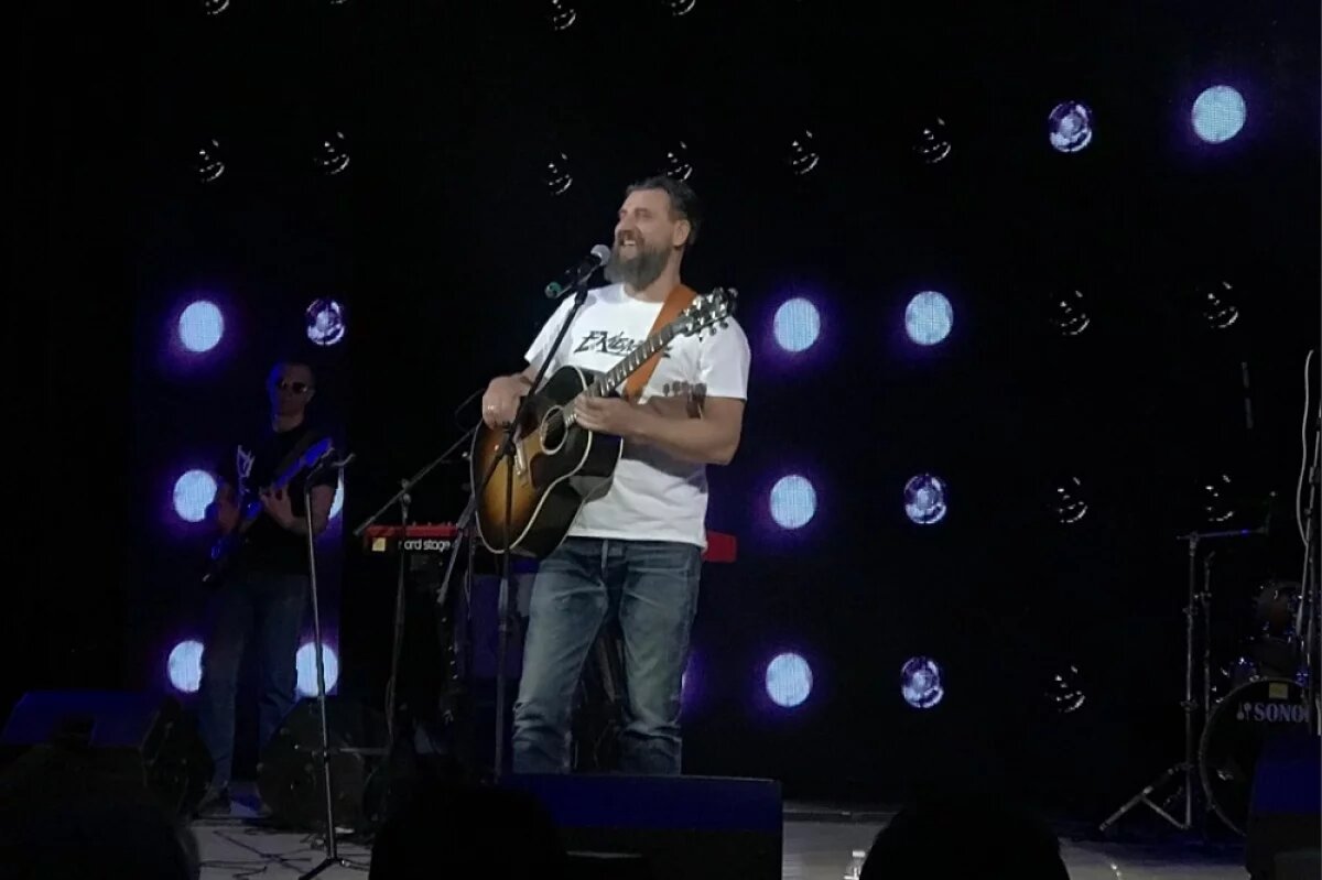    Актёр Александр Устюгов порвал струну и подарил медиатор в Ставрополе