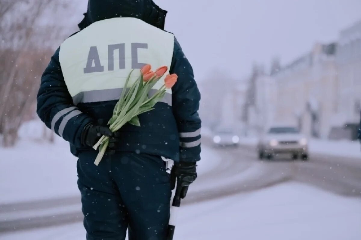    В Томске автоледи вместо штрафов получили тюльпаны: фоторепортаж