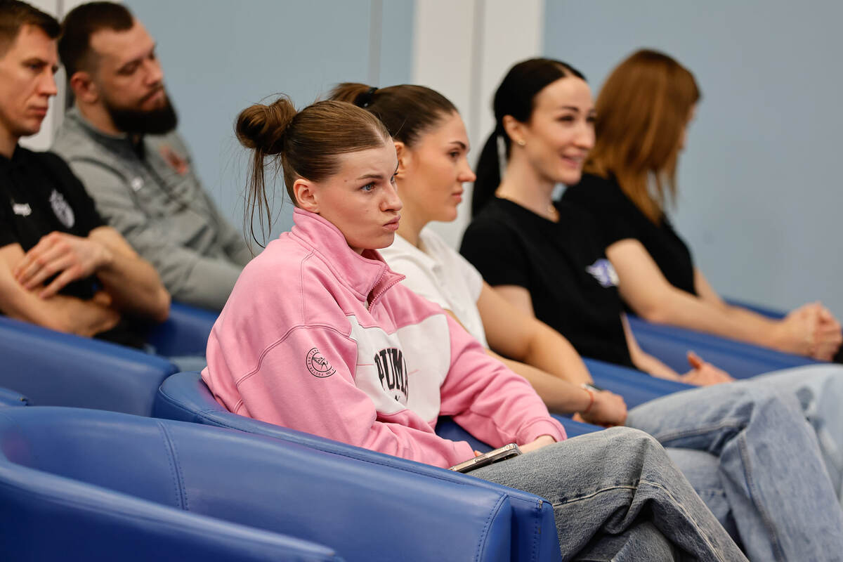    "У девушек всё было строже..."