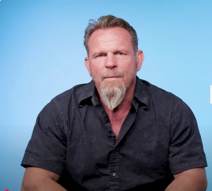 Специалист по армейскому оружию оценивает стрельбу в кино | Насколько это реально?Патрик МакНамара рассказывает о том, насколько правильно ведёт себя на поле боя герой в фильме "Джон Уик 2", в котором снимаются Киану Ривз, Лоренс Фишберн и Коммон. Он объясняет, как обращаться с различными типами пулемётов в фильмах "Рэмбо: Первая кровь, часть 2", где снимается Сильвестр Сталлоне, и "Криминальное чтиво", где снимаются Джон Траволта, Самуэль Л. Джексон и Брюс Уиллис. Он критикует стрельбу Джеймса Бонда в фильмах "Умри, но не сейчас", в котором снимаются Пирс Броснан, Холли Берри и Джуди Денч, и "Не время умирать", в котором снимаются Дэниел Крейг, Рами Малек и Ана де Армас. Он анализирует стрельбу по движущейся цели в фильме "Дэдпул", где снимается Райан Рейнольдс. Он обсуждает стрельбу с двумя пистолетами одновременно в фильме "Идентификация Борна", где снимаются Мэтт Деймон и Клайв Оуэн. Он рассказывает о тренировочных упражнениях на стрельбище в фильмах "С.У.А.Т.", где снимаются Колин Фаррелл, Самуэль Л. Джексон и Джереми Реннер, и "Смертельное оружие", где снимаются Дэнни Гловер и Мел Гибсон. Он рассматривает стрельбу в темных условиях в фильме "Сикарио", где снимаются Эмили Блант, Джош Бролин и Бенисио дель Торо. Он анализирует технику перезарядки в фильме "Лицо со шрамом", где снимаются Аль Пачино и Мишель Пфайффер. Он объясняет различные позиции снайперов в фильме "Безумный Макс: Дорога ярости", где снимаются Том Харди, Шарлиз Терон и Николас Холт. Наконец, он разбирает стойку для стрельбы Тома Круза в фильме "Коллатераль", где также снимаются Джейми Фокс и Джада Пинкетт-Смит.(скриншот)
