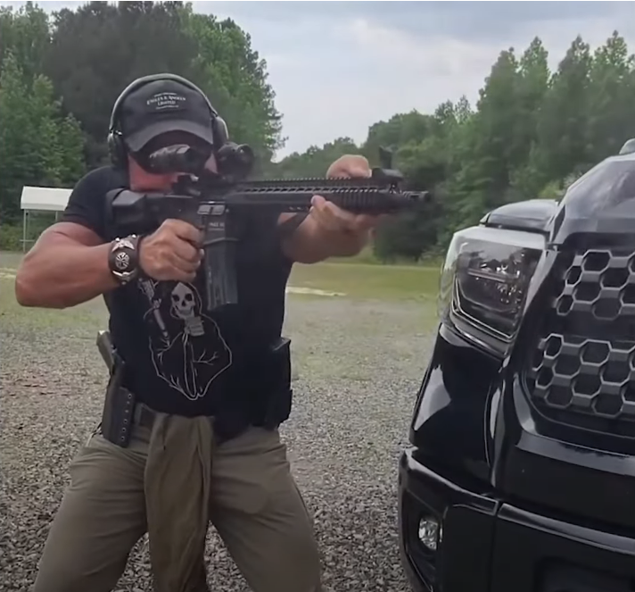 Патрик МакНамара служил 22 года в специальных силах армии США. Он является президентом TMACS, где обучает людей тактической стрельбе.(скриншот)
