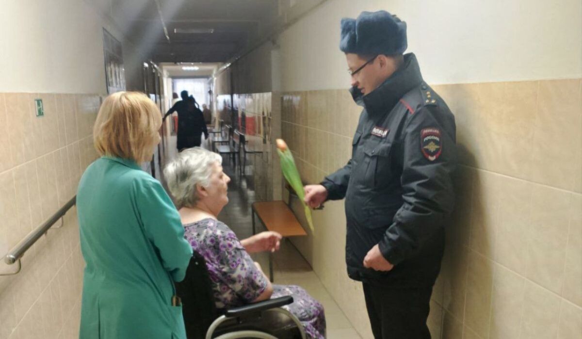     Цветы для женщин. Источник: ОМВД по ЧГО Автор фото: Отдел МВД по ЧГО