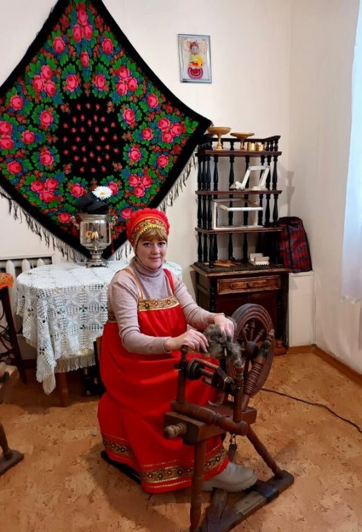 И сев за прялку, и вращая колесо...