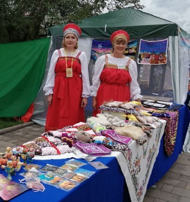  Ольга Вдовина и Ксения Попелицкая на фестивале народного творчества в краевом центре