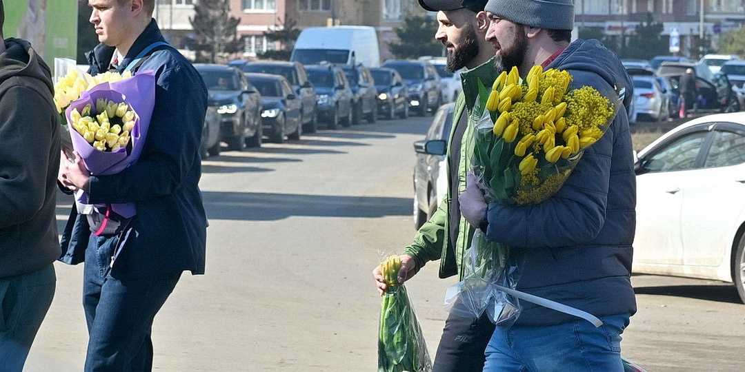 В приоритете тюльпаны: что творилось в переполненных мужчинами цветочных магазинах Краснодара 8 Марта