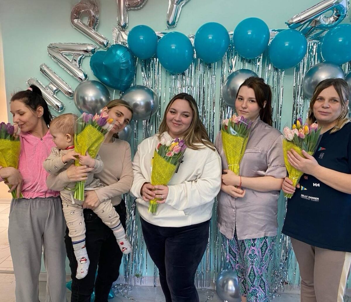 P. S. На фото часть наших красавиц-мамочек с яркими букетами от благотворителей.