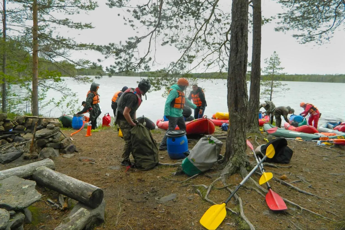 1/2  Сбор лагеря во время похода на байдарках