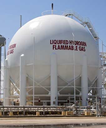 Резервуар для хранения Жидкого водорода на стартовом комплексе 39B Космического центра Кеннеди НАСА.