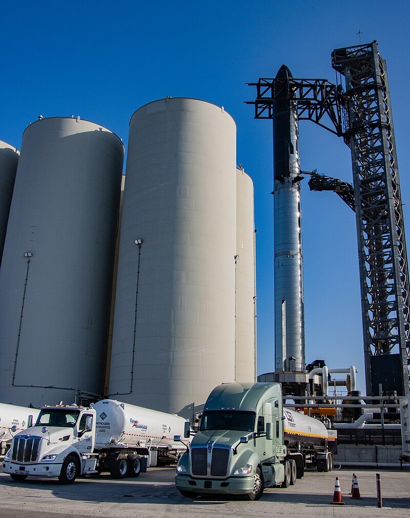 Резервуары для хранения компонентов криогенного топлива на космодроме Starbase. компании SpaceX в районе местечка Бока-Чика