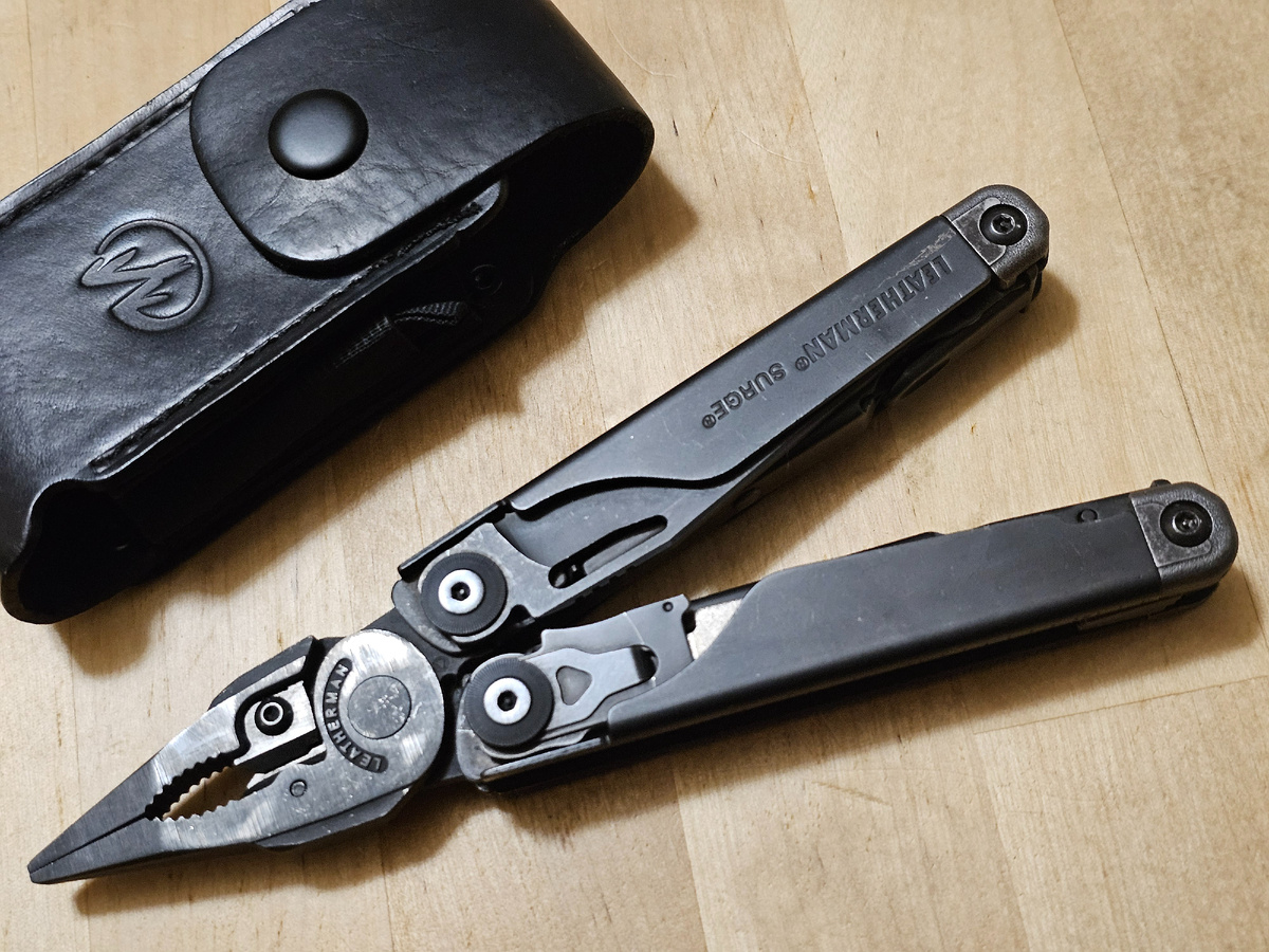 Мой Leatherman Surge образца 2013 года с "родным" кожаным чехлом