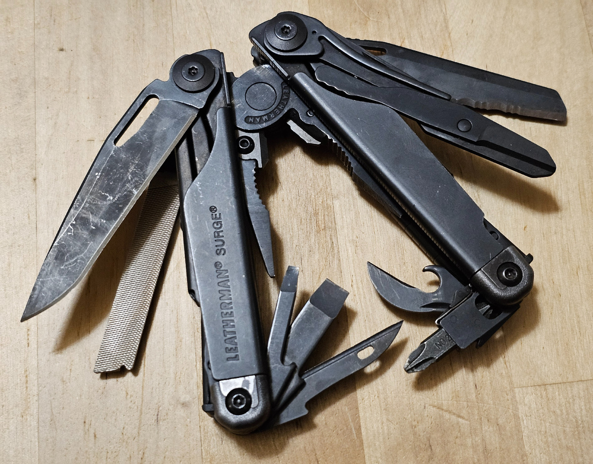 Leatherman Surge с развёрнутым набором инструментов.