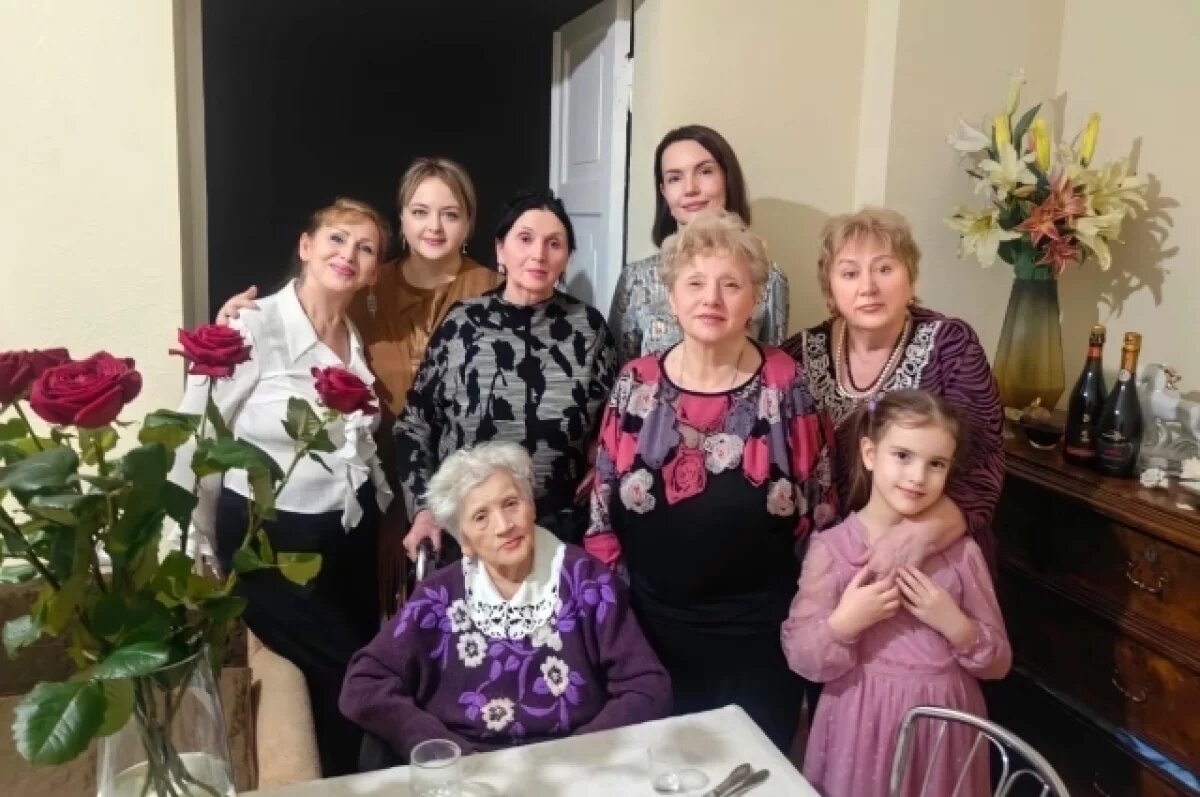    Женский цветник семьи Виноградовых: Мария Павловна Виноградова со своими девочками: Галиной, Тамарой, Александрой и внучками.