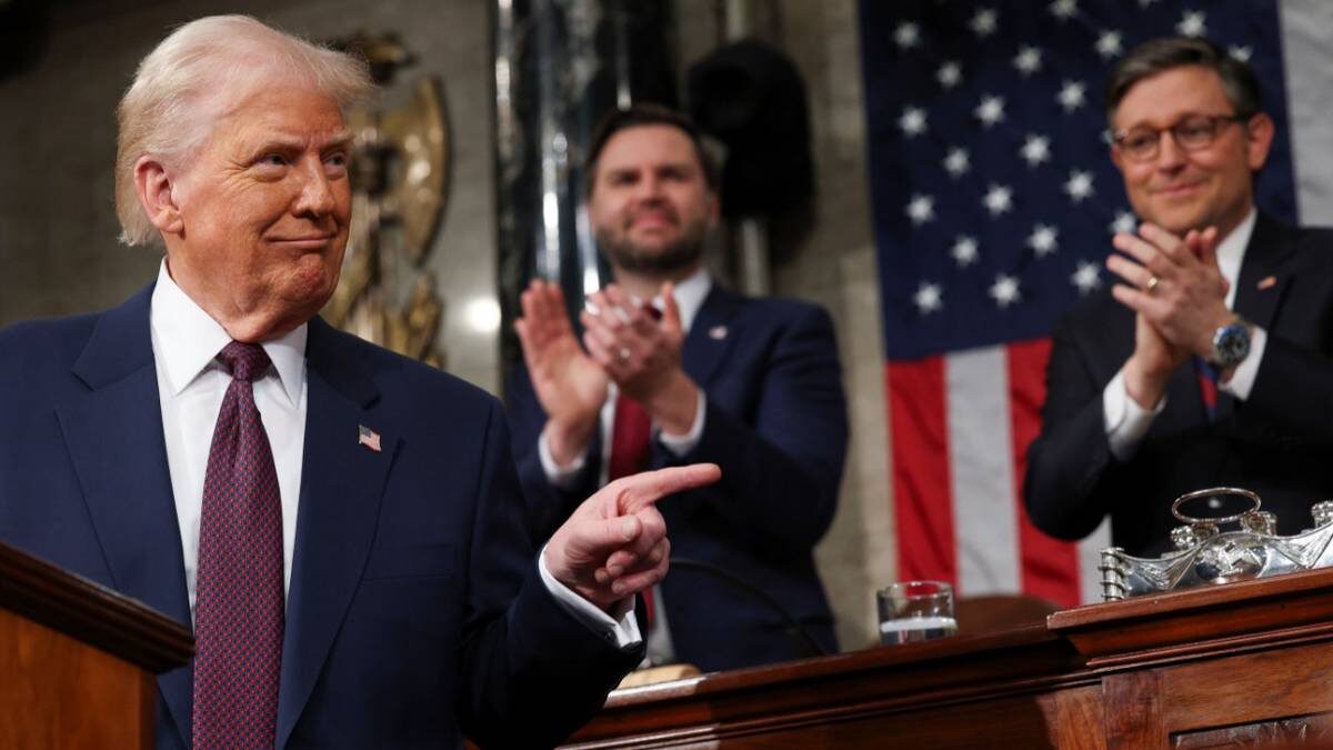    Президент США Дональд Трамп перед выступлением в Конгрессе обещал «рассказать все!». Конспирологи даже выдвинули идею, что он полностью откажется иметь дела и с Украиной в целом, и с Зеленским в частности. Однако на деле речь оказалась более-менее спокойной и без сенсаций / Фото: Win McNamee / AP / ТАСС