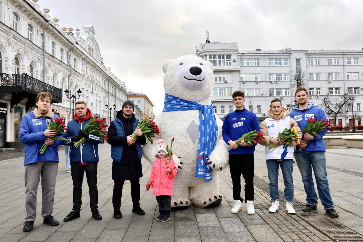    В Нижнем Новгороде прошла традиционная акция «Дарите женщинам цветы», посвященная Международному женскому дню