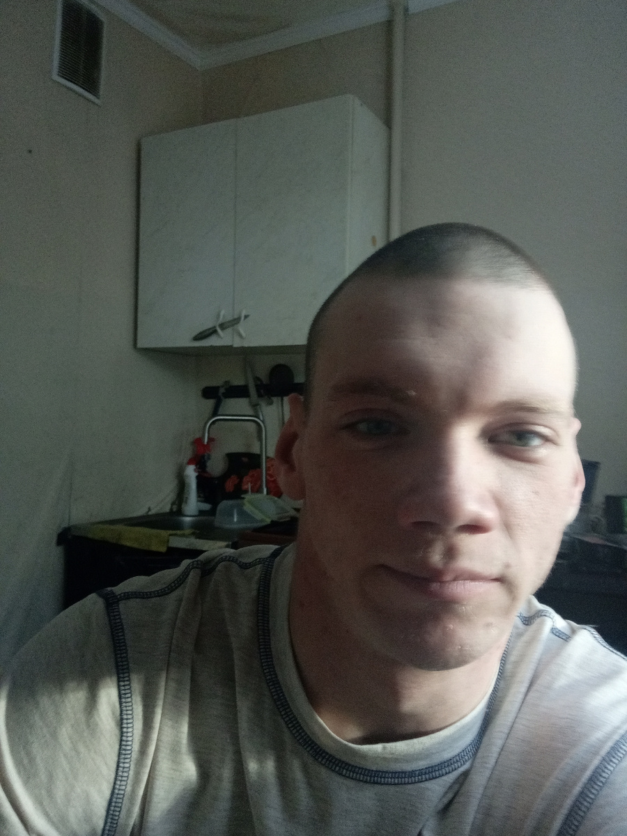 А эт я, гы)) Не фоткался бы, но без картинок же читать не будете) Мужчина успешный должен быть, а не красивые фото делать. Но, сам заварил, сам и ешь (кто читает и что-то ест, приятного аппетита)