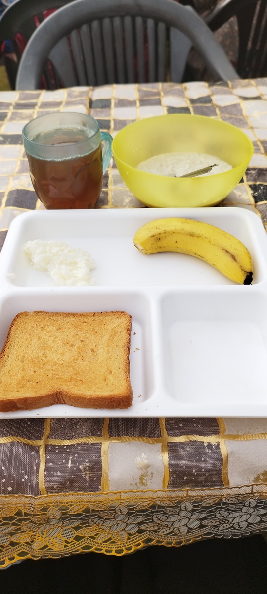 Собственно, завтрак) Чуть масла, хлеб, каша, банан, чай. Аппетита не было совершенно