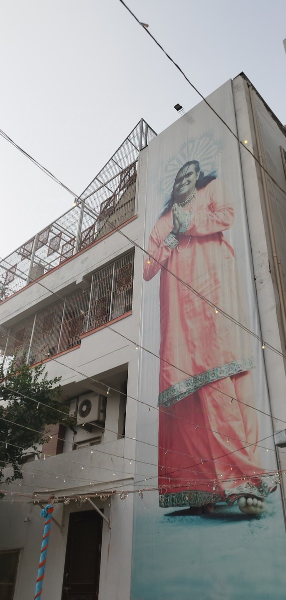 Завтракаем у стоп Гуруджи, и пока это кажется чем-то диким. Только мне, кажется...