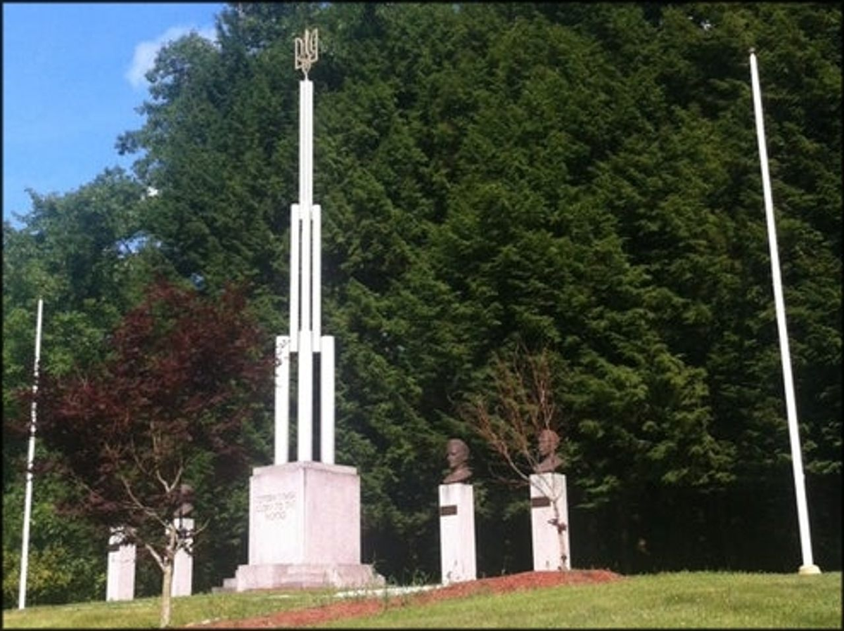Памятник Бандере, Шухевичу и Петлюре в Элленвилле