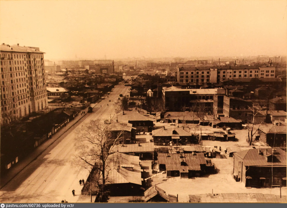 Застройка Щербаковской улицы на месте будущих 16-этажных домов, 1959-1962. Вид от современного здания №35 в сторону метро "Семёновская". С сайта www.pastvu.com.