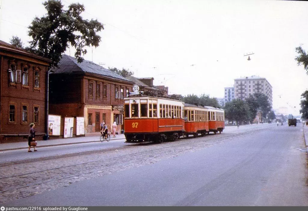 Вид на застройку Щербаковской улицы в обратную сторону (на заднем плане дом №35) и уже снизу, 1959. Автор фото: Ray Degroote. С сайта www.pastvu.com.