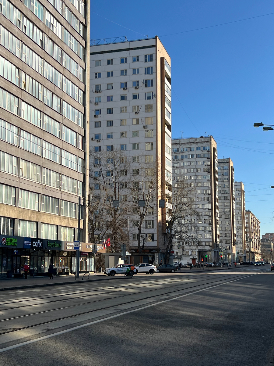 Дома №5,7,9 11 на Щербаковской улице. Вид от Вельяминовской в сторону Измайловского парка, 2025. Фото моё.