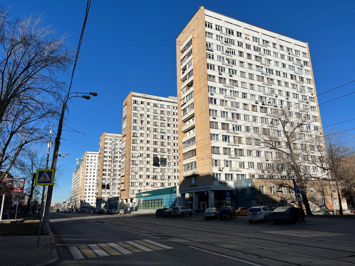 Вид на здания в обратную сторону, 2025. Фото моё.