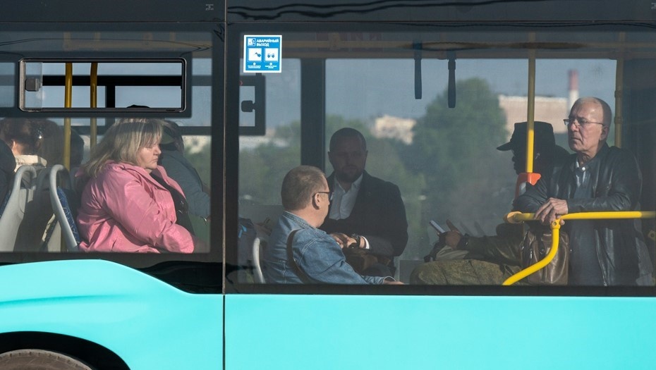    Пассажиры общественного транспорта в Петербурге. Автор фото: Михаил Тихонов / "Деловой Петербург"