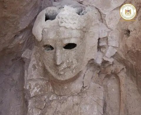 Остатки картонной маски, которая покрывала женскую мумию. Источник: Egyptian Ministry of Tourism and Antiquities.