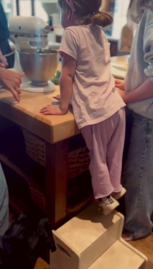 Кадр из видео Меган Маркл. Социальные сети