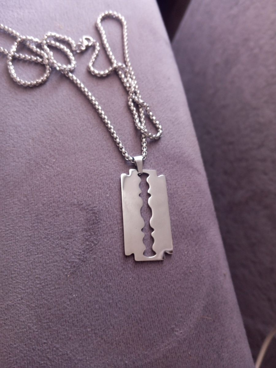 Кулончик с ВБ. Такие ещë серебряные, оказывается, продают, а это бижутерия. 