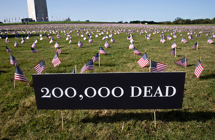    Мемориал памяти жертв коронавируса COVID-19 на Национальной аллее в Вашингтоне. 2020 год.MICHAEL REYNOLDS/EPA/TASS