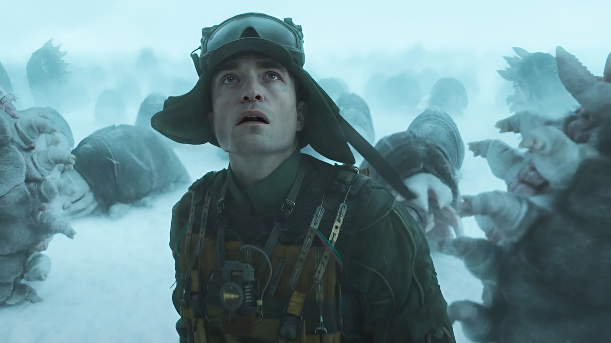 Кадр из фильма «Mickey 17». Режиссер: Пон Джун-хо. Производство: Kate Street Picture Company, Offscreen, Plan B Entertainment, Warner Bros.