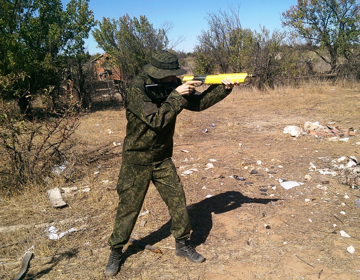 в руках у нашего бойца питоль из ударопрочного пластика Umarex Morph