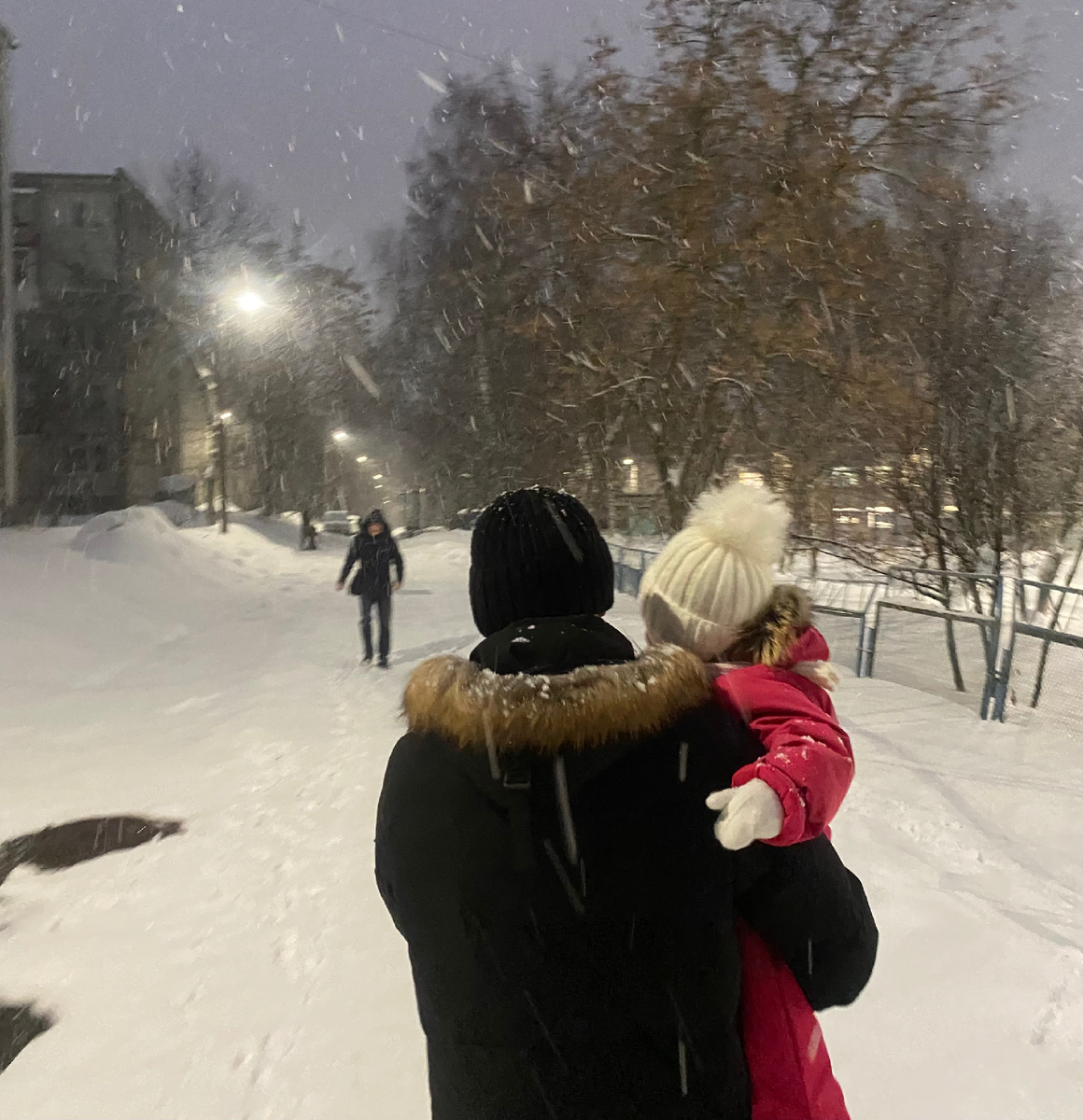 Утро, темно, а уже куда-то тащат…