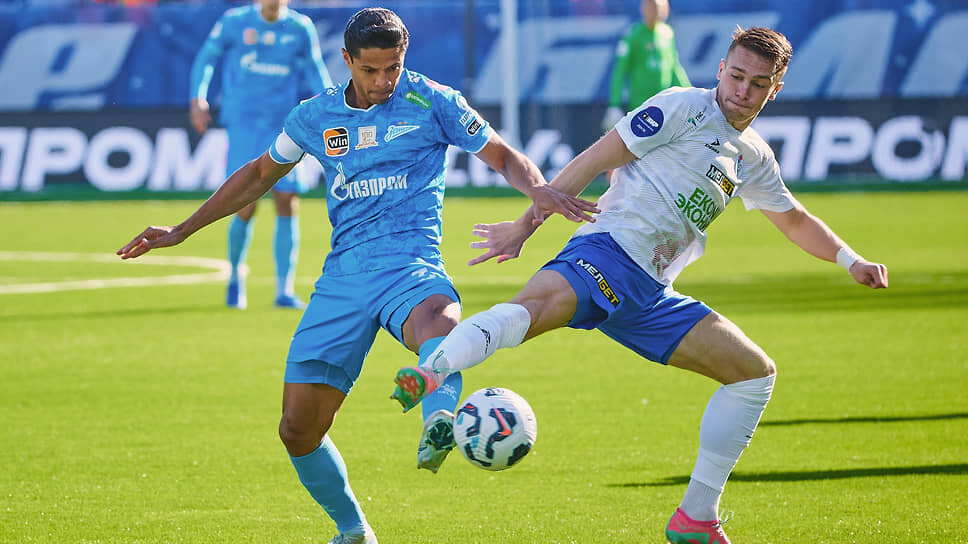 Защитник ФК «Зенит» Дуглас Сантос и полузащитник ФК «Факел» Никита Моцпан (слева направо) во время матча.📷Фото: ФК «Зенит» / ТАСС