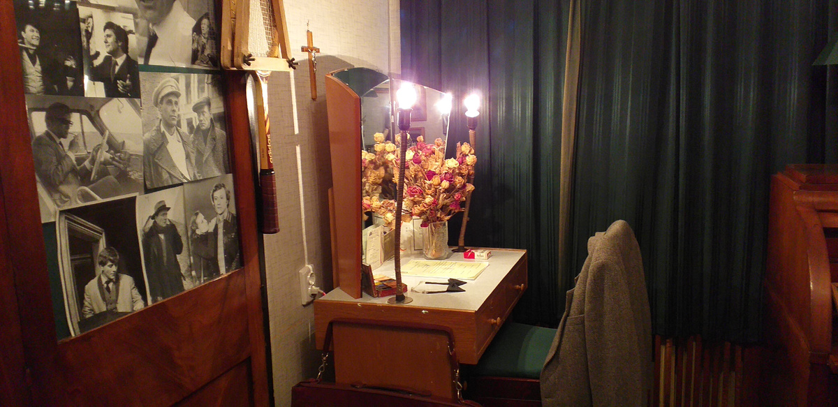 Кабинет А.С. Менакера. Гримировочный стол А.А. Миронова. Фото автора.