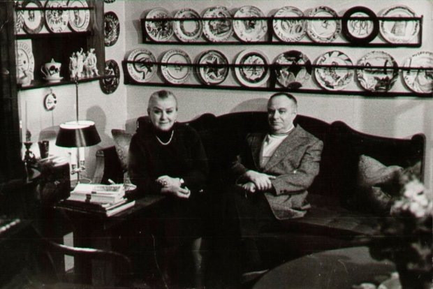 Миронова М.В. и Менакер А.С. у себя дома. Москва, 1980-1983 гг. / Пресс-служба Бахрушинского музея. Источник фото: https://rg.ru/2022/08/30/muzej-kvartiru-mironovyh-i-menakera-otrestavriruiut.html