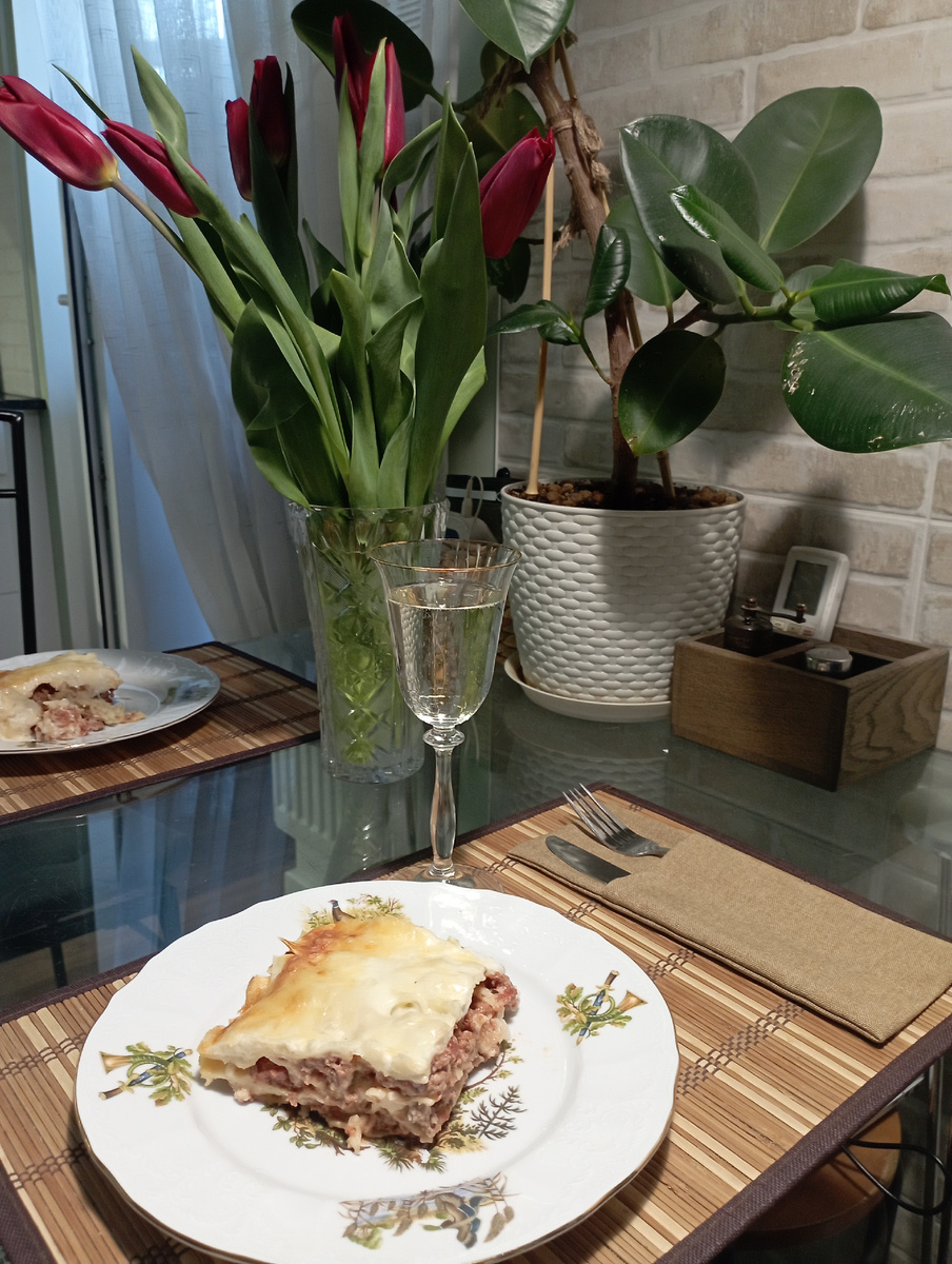 Бокальчик брюта Фанагория и моя лазанья. 